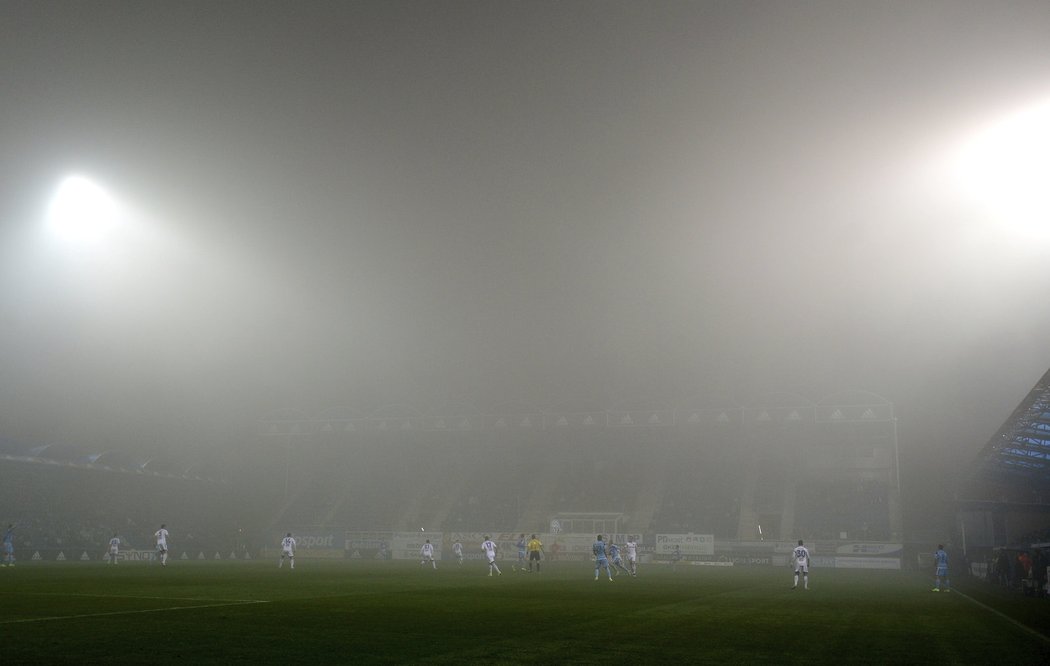 Hustá mlha nad stadionem vedla k přerušení zápasu Mladé Boleslavi s Jihlavou