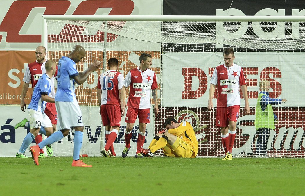 Hráči Mladé Boleslavi se radují poté, co vstřelili gól Slavii v utkání Synot ligy