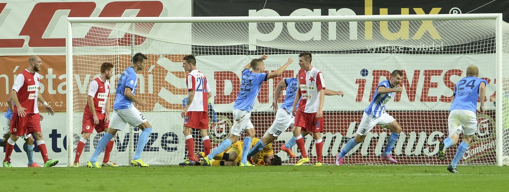 Hráči Mladé Boleslavi se radují poté, co vstřelili gól Slavii v utkání Synot ligy