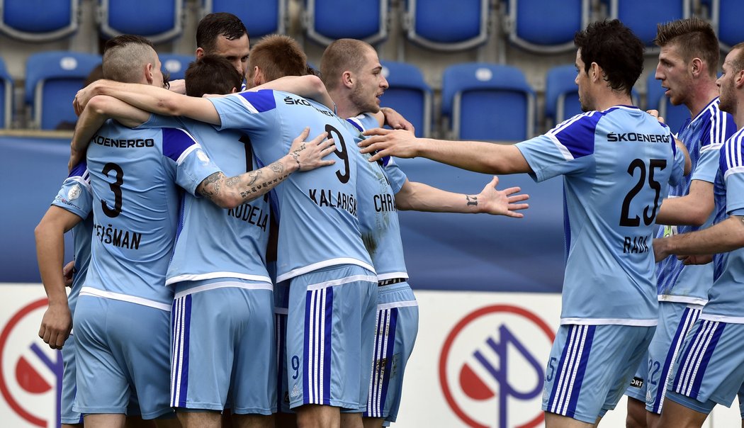 Fotbalisté Mladé Boleslavi se radují z gólu na hřišti Slovácka