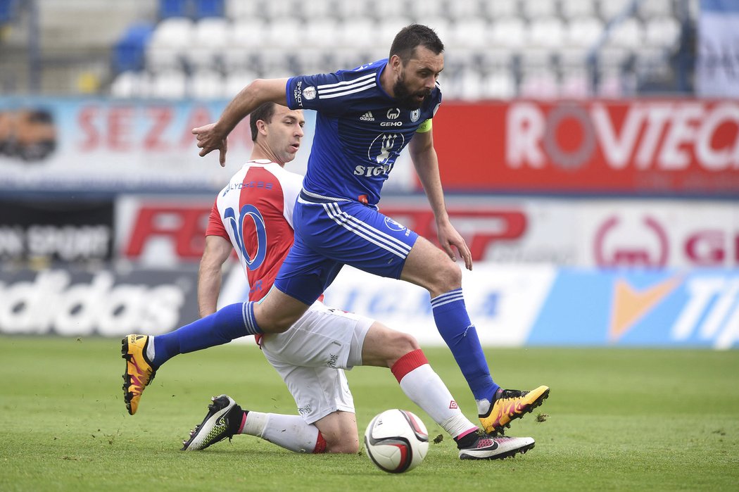 Slávista Josef Hušbauer stíhá olomouckého Michala Ordoše