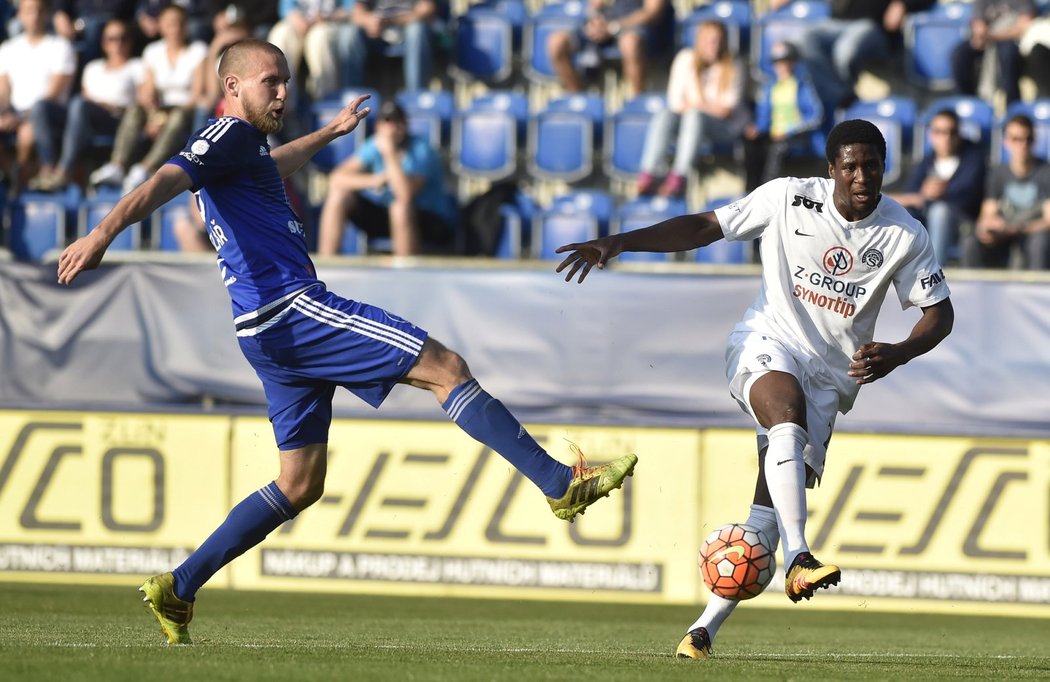 Zleva Martin Šindelář z Olomouce a Francis Kone ze Slovácka