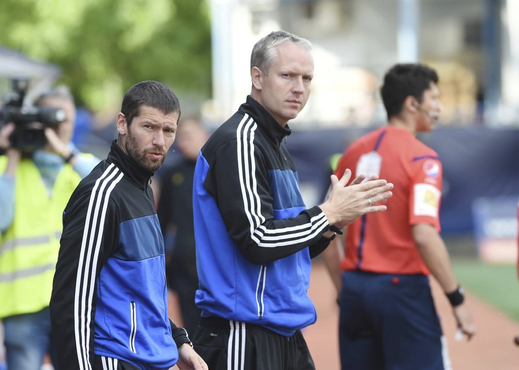 Asistent Ladislav Onofrej (vlevo) a hlavní trenér Olomouce Jiří Jílek po skončení utkání s Teplicemi. Hanáci sestupují do FNL.