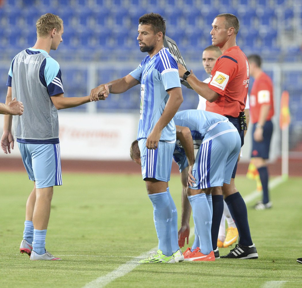 bývalý mladoboleslavský útočník Milan Baroš šel do zápasu proti Baníku Ostrava až ve druhém poločase. Zápas skončil nerozhodně 2:2.