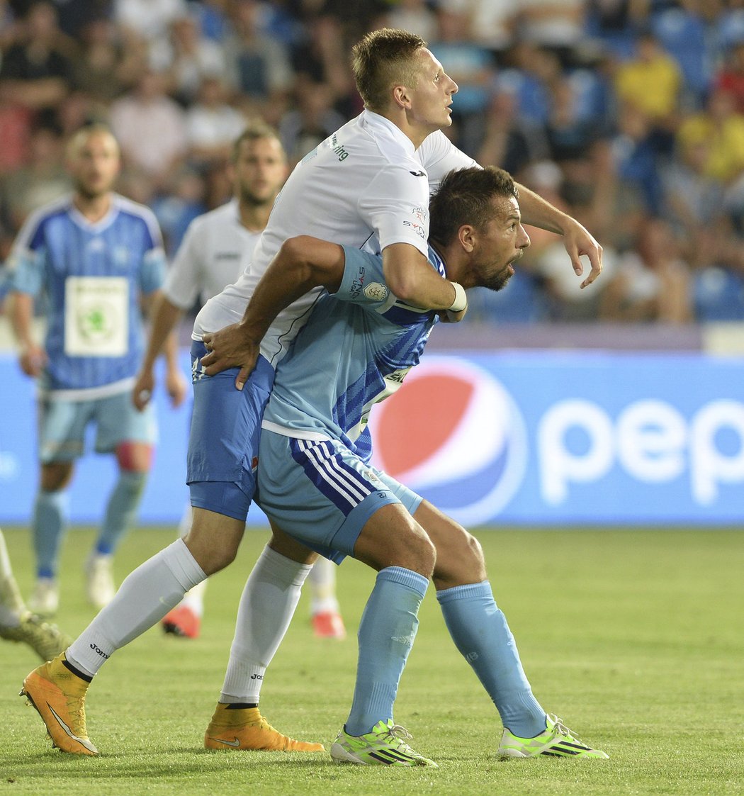 Na bývalého mladoboleslavského útočníka Milana Baroše si dávala obrana Baníku Ostrava pořádný pozor, hlídala ho i za pomoci nedovolených zákroků. Zápas 3. kola Synot ligy skončil nerozhodně 2:2.