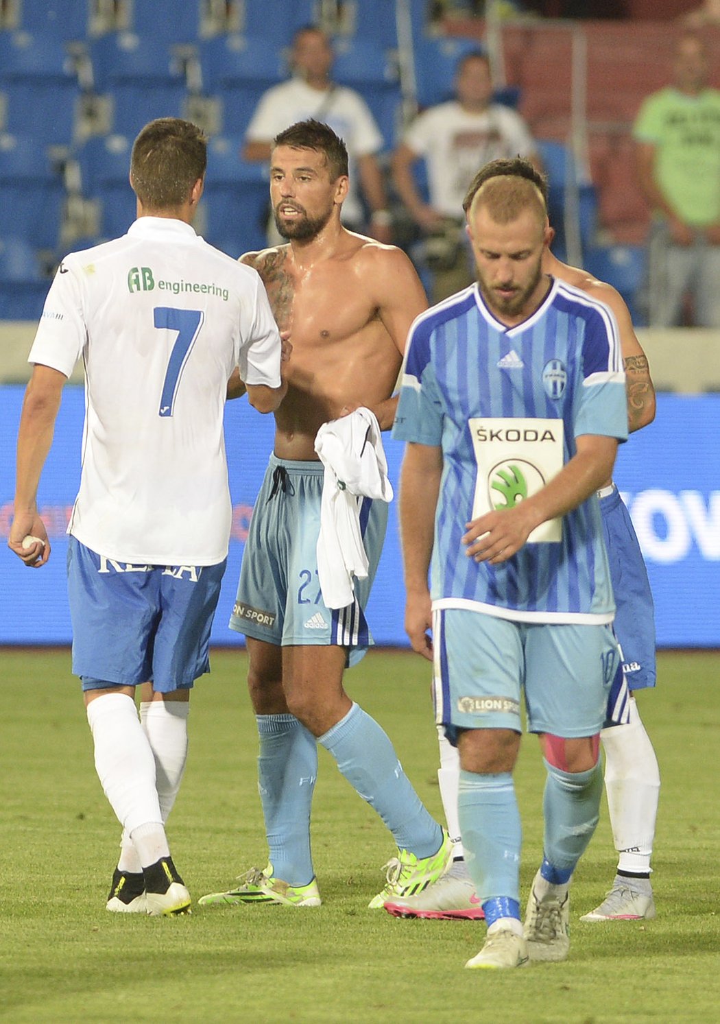 Milan Baroš se zdraví se svými bývalými spoluhráči z Baníku Ostrava. V sobotu ve Vítkovicích byl jejich soupeřem, s Mladou Boleslaví vybojoval remízu 2:2.