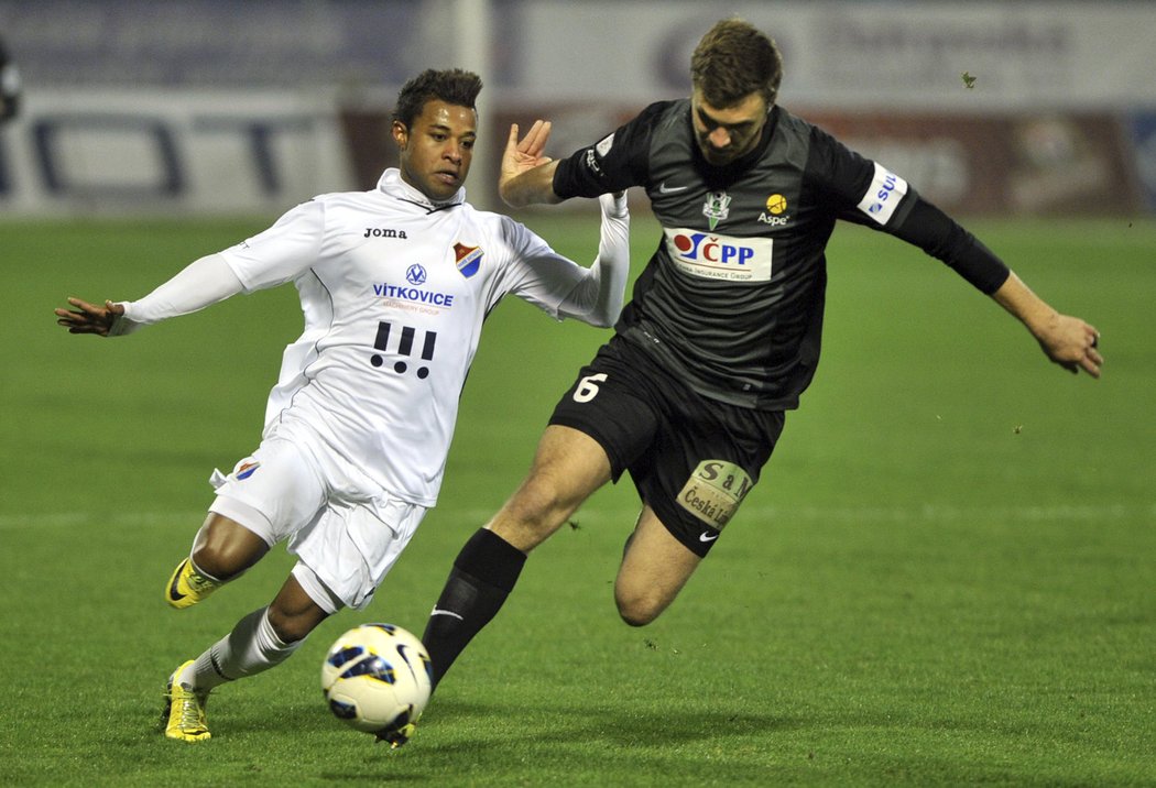 Fotbalisté Baníku Ostrava bojovali o ligové body s ambiciozním Jabloncem, Severočeši urvali v závěru šťastné vítězství 2:1 po vlastním gólu obránce Baníku.