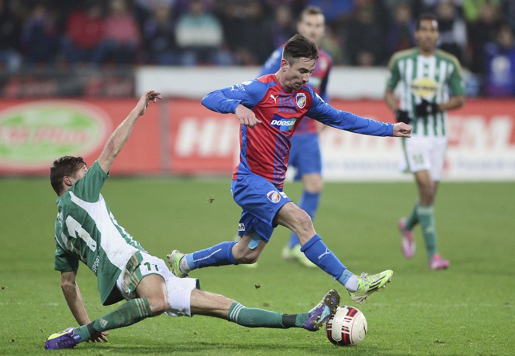 Fotbalisté Plzně v 15. kole první ligy porazili 2:1 Bohemians 1905 a vrátili se na první místo tabulky o bod před Spartu a dva body před Jablonec, s nímž se utkají za týden. Viktoria doma vedla po penaltě Hořavy a vlastní brance Jindřiška, který z přímého kopu poté alespoň za hosty snížil.