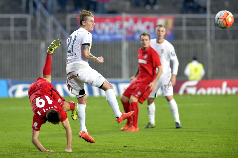 František Rajtoral odvrací balon při nebezpečné akci Brna.