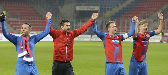 Plzeňská děkovačka byla po utkání s Českými Budějovicemi (6:0) hodně veselá. Zapojil se do ní Aidin Mahmutovič stejně jako Pavel Horváth.