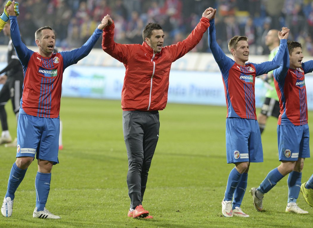 Plzeňská děkovačka byla po utkání s Českými Budějovicemi (6:0) hodně veselá. Zapojil se do ní Aidin Mahmutovič stejně jako Pavel Horváth.