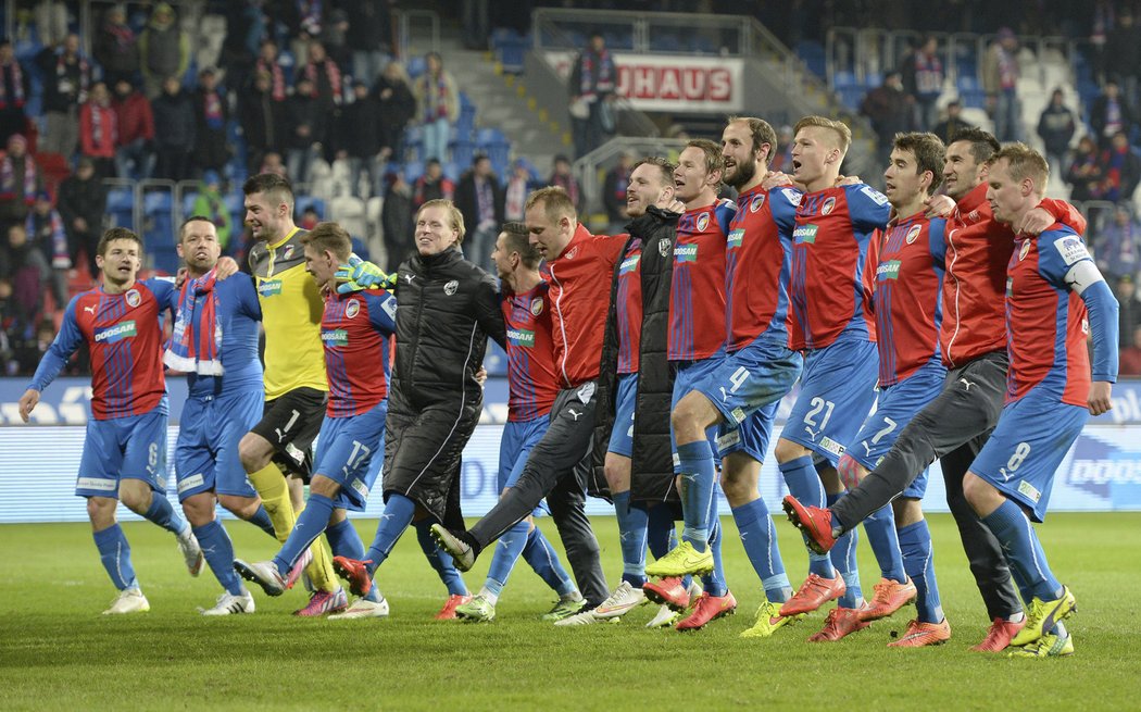 Plzeňská děkovačka byla po utkání s Českými Budějovicemi (6:0) hodně veselá. Fotbalový kankán si zatančil kompletní tým Viktorie.