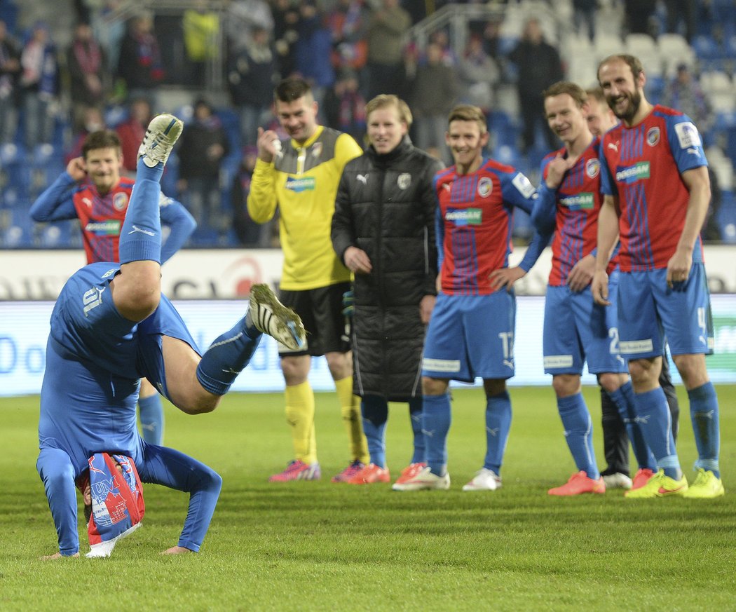 Miláček plzeňského publika záložník Pavel Horváth. Zahrál si dvacet minut a při děkovačce po výhře 6:0 to pořádně rozbalil.