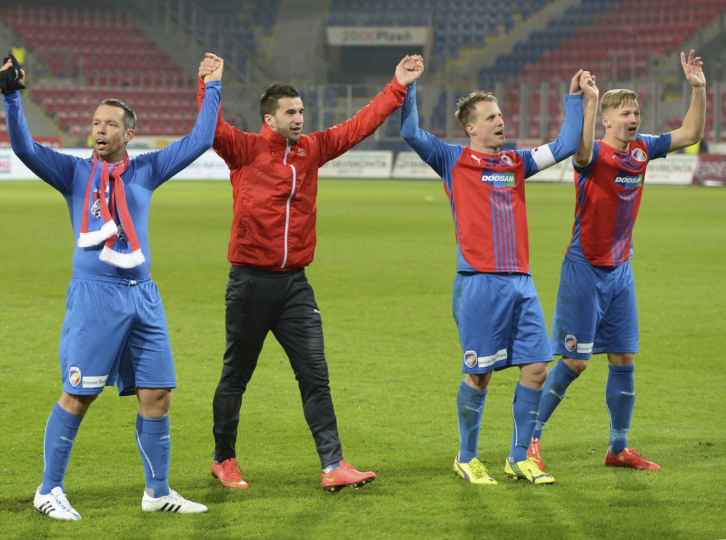 Plzeňská děkovačka byla po utkání s Českými Budějovicemi (6:0) hodně veselá. Zapojil se do ní Aidin Mahmutovič stejně jako Pavel Horváth.