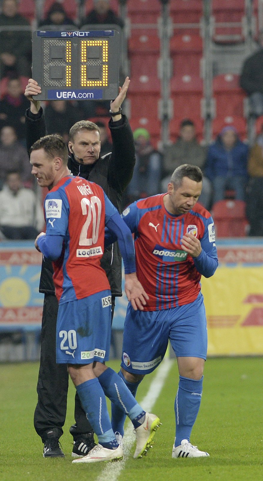 Pavel Horváth jde na věc. Trenér Koubek dal za jasného stavu šanci i zkušenému záložníkovi. Přivítaly jej bouřlivé ovace.