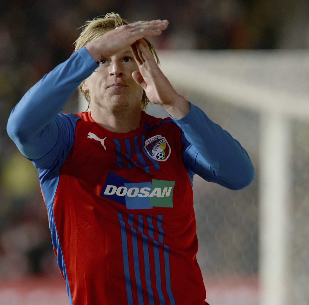 Plzeňský František Rajtoral a jeho gólová oslava. Favorit vyhrál nad Českými Budějovicemi 6:0.