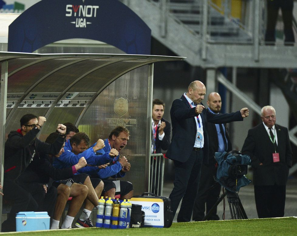 Trenér Miroslav Koubek se raduje z gólu do sítě Hradce Králové. Plzeň při jeho premiéře na lavičce vyhrála jednoznačně 4:0 a vyhoupla se do čela tabulky