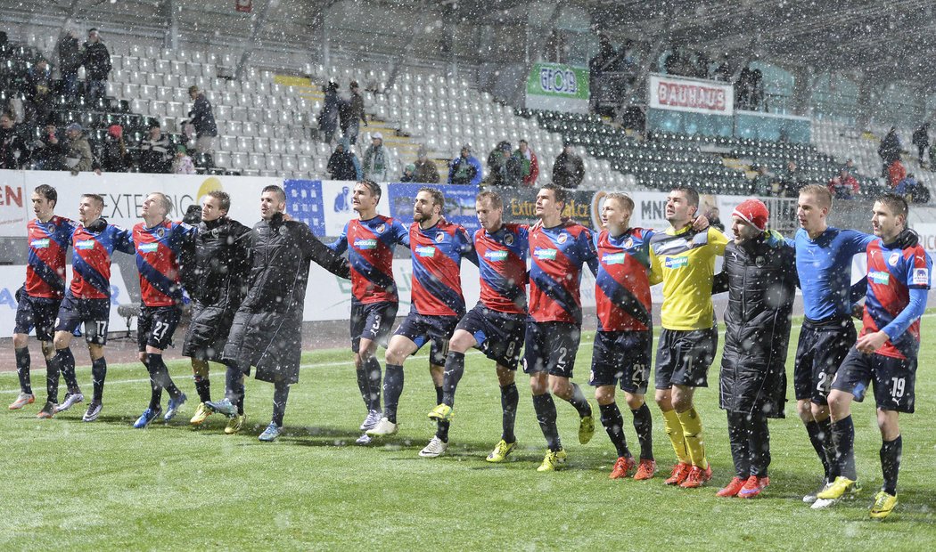 Plzeňští fotbalisté děkují fanouškům po výhře v Jablonci