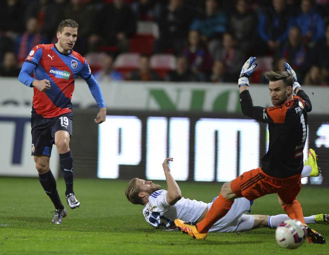 Jan Kovařík překonává jihlavského brankáře Jana Hanuše, skluz Petra Tlustého gólu také nezabránil