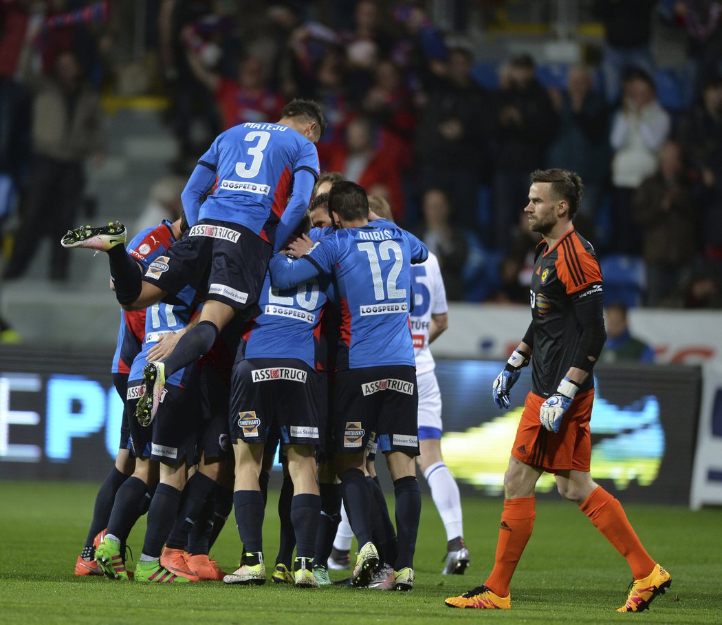 Fotbalisté Plzně se radují z vedoucího gólu Jana Kovaříka proti Jihlavě, smutně je sleduje brankář Jan Hanuš