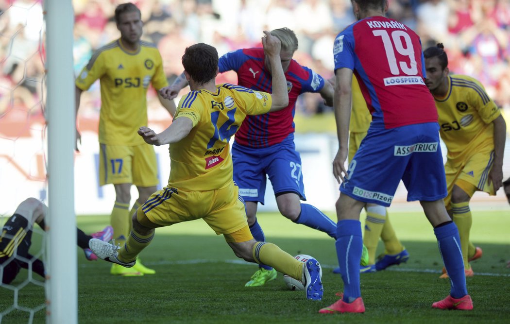 František Rajtoral se probil před branku Jihlavy a zvýšil na 2:0 pro domácí