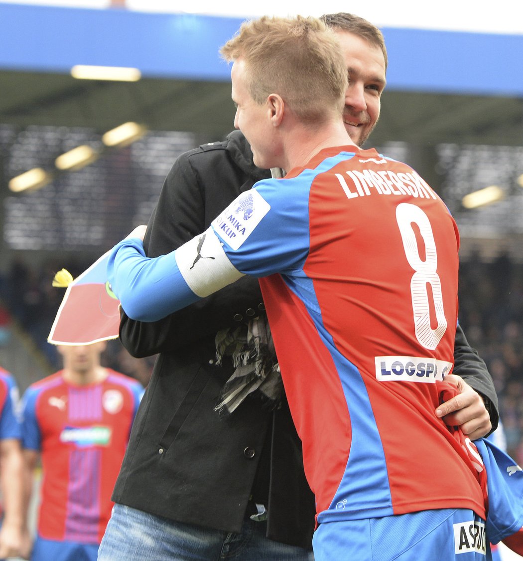 David Limberský objímá svého bývalého spoluhráče Marka Bakoše před zápasem s Libercem