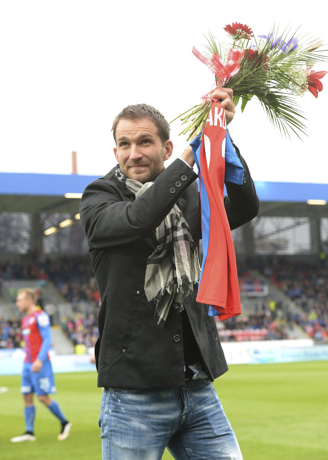 Liberecký Marek Bakoš tleská plzeňským fanouškům. Teď se do Plzně vrací