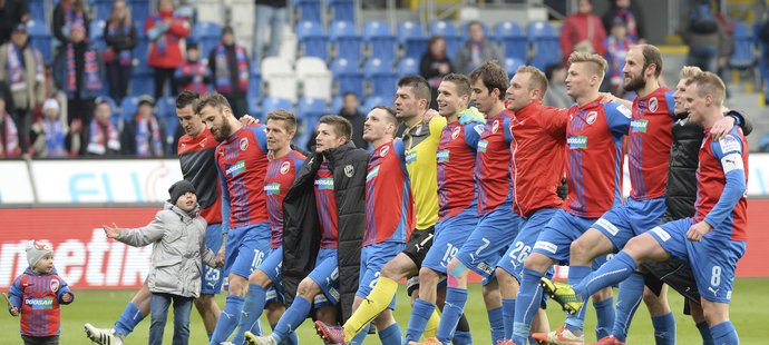 Fanoušek si zaplatí za sledování fotbalu. Může na tom vydělat