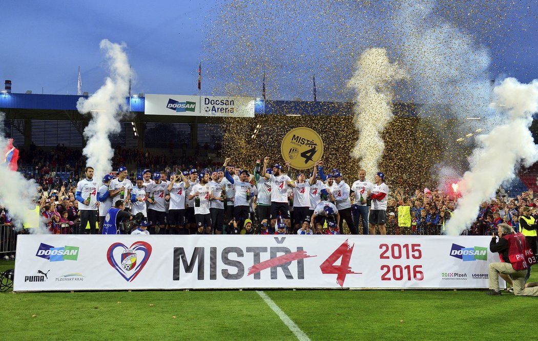 A je hotovo. Fotbalisté Viktorie Plzeň slaví mistrovský titul po výhře nad Baníkem Ostrava.