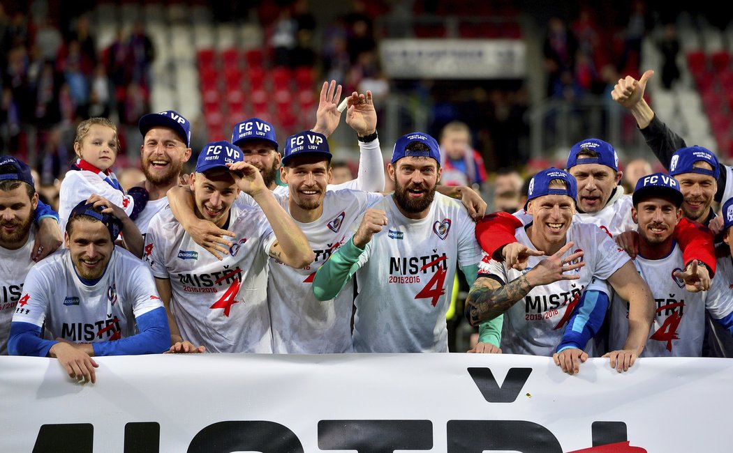 Mistrovská euforie. Fotbalisté Viktorie Plzeň slaví. Mistrovské kšiltovky, doutníky i trika dostali hráči hned po utkání s Baníkem Ostrava. Na zádech měli všichni číslo 28, když podpořili vážně nemocného spoluhráče Mariána Čišovského.