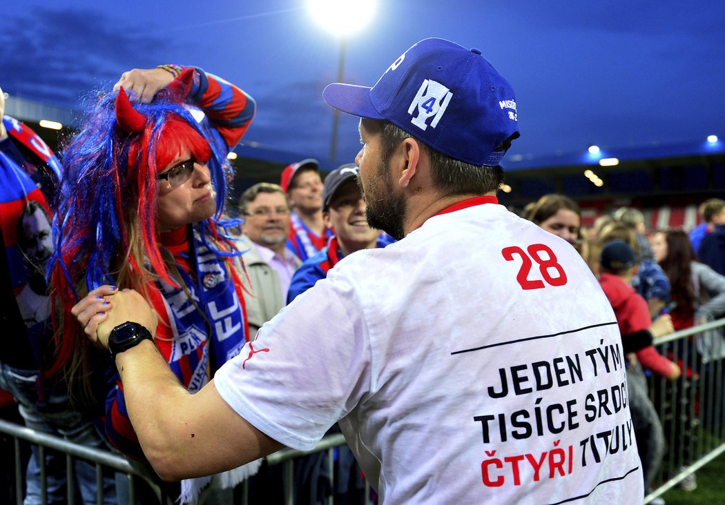 Mistrovský titul Viktorie Plzeň si užíval i Pavel Horváth, poprvé v roli asistenta kouče. O radost se potěšil i s jednou z fanynek.