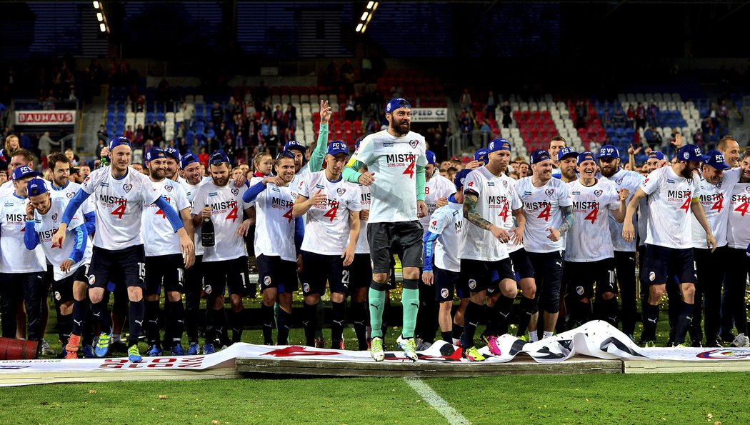 Mistrovské oslavy, šampaňské - fotbalisté Viktorie Plzeň slaví čtvrtý titul za posledních šest let.