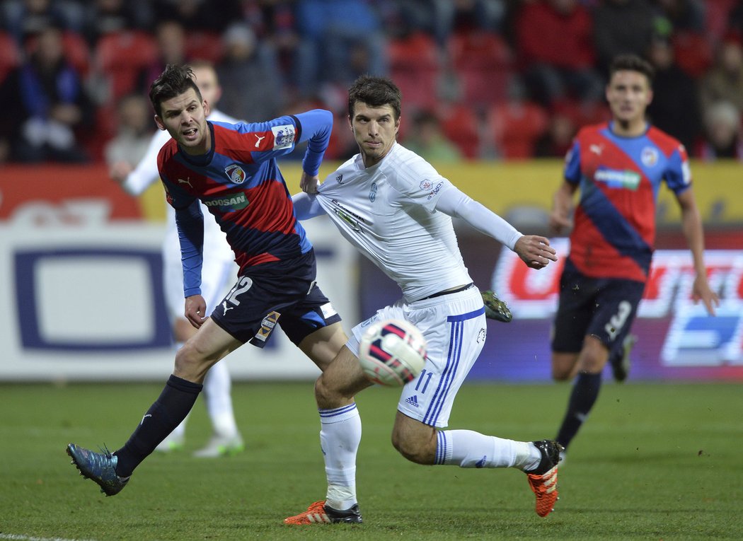 Plzeňský Michal Ďuriš (vlevo) v souboji s Ondřejem Kúdelem z Mladé Boleslavi