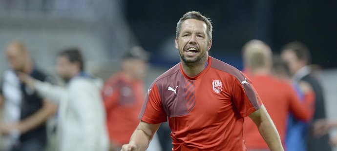 Pavel Horváth se běží radovat k hráčům po vedoucím gólu