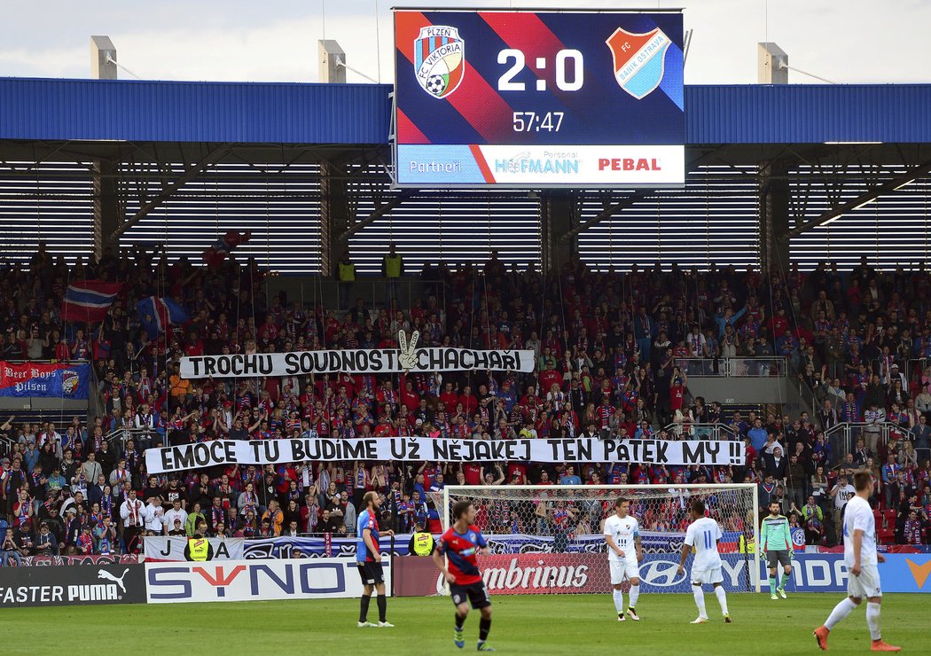 Fanoušci Viktorie Plzeň a jejich choreo, které naznačovalo fandům Baníku Ostrava, že jedničkou jsou v Plzni nejen hráči, ale i fandové.