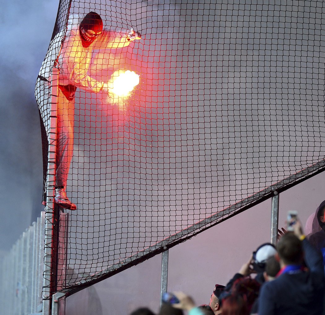 Fanoušek Baníku Ostrava si chtěl na zápas s Plzní přisvítit bengálským ohněm. Hazardér se zdravím šplhal i po ochranné síti.