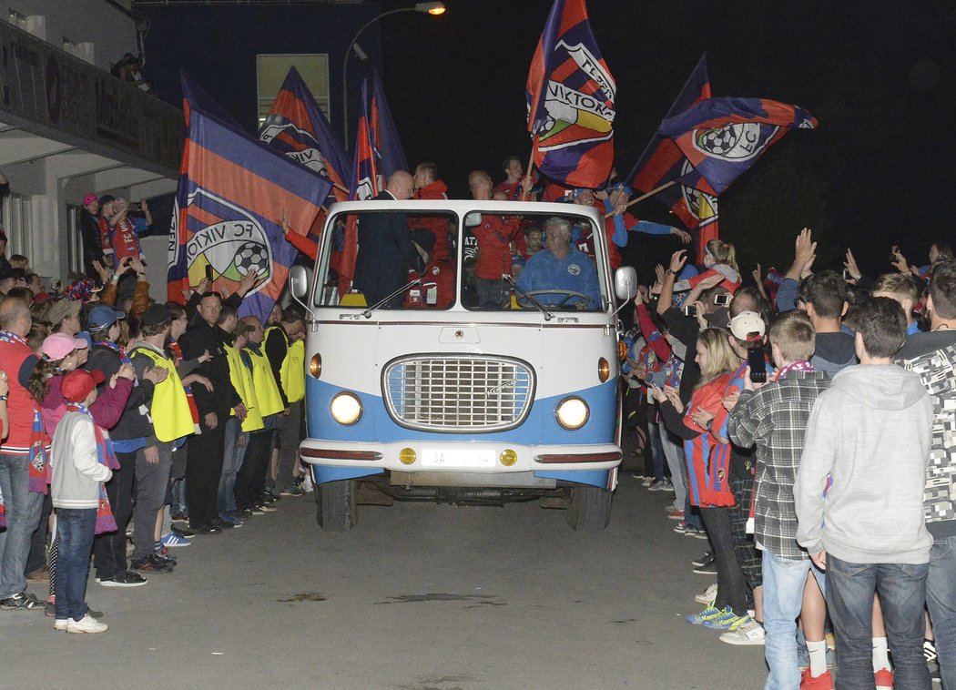 Mistrovská jízda fotbalistů Plzně v autobuse ze stadionu na náměstí