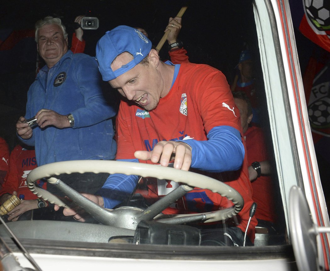 David Limberský při plzeňských oslavách za volantem autobusu, kterým fotbalisté mířili na náměstí. Snad prý jen stojícího.