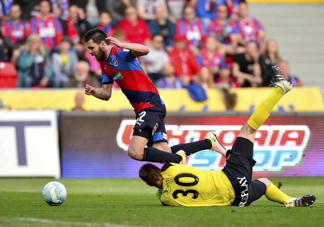 Penaltový faul ostravského brankáře Šroma na hřišti Viktorie Plzeň.