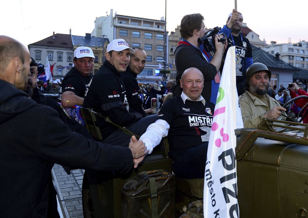 Kouč Plzně Miroslav Koubek dorazil na oslavy titulu na náměstí v historickém vozidle