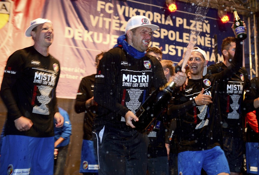 Pavel Horváth křepčí se svými plzeňskými spoluhráči při oslavách na náměstí
