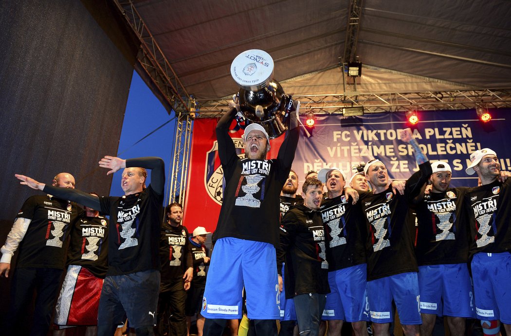 Fotbalisté Plzně juchají s pohárem při oslavách s fanoušky na náměstí
