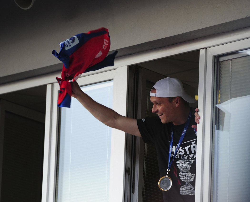 Stanislav Tecl mává plzeňským fanouškům z okna stadionu