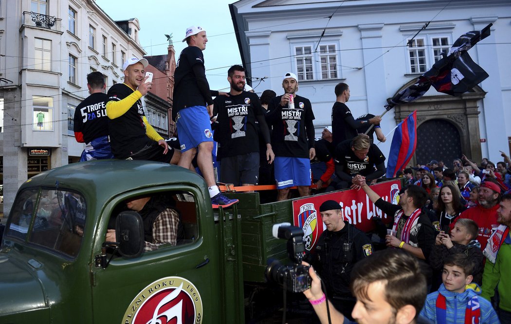 Fotbalisté Plzně přijíždějí v historickém náklaďáku na náměstí, kde se rozjíždějí oslavy titulu