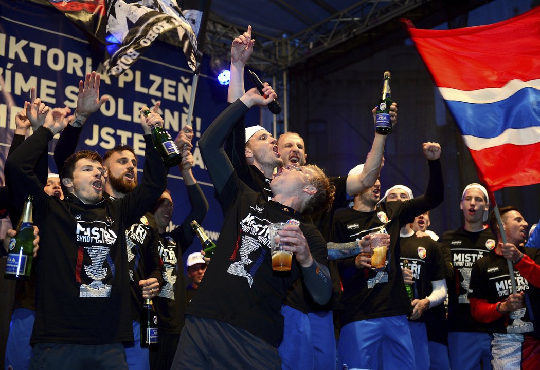 Fotbalisté Plzně rozjíždějí na pódiu bujaré oslavy titulu