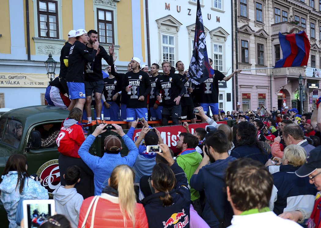 Plzeňští mistři přijeli na oslavy na náměstí v na korbě historického náklaďáčku
