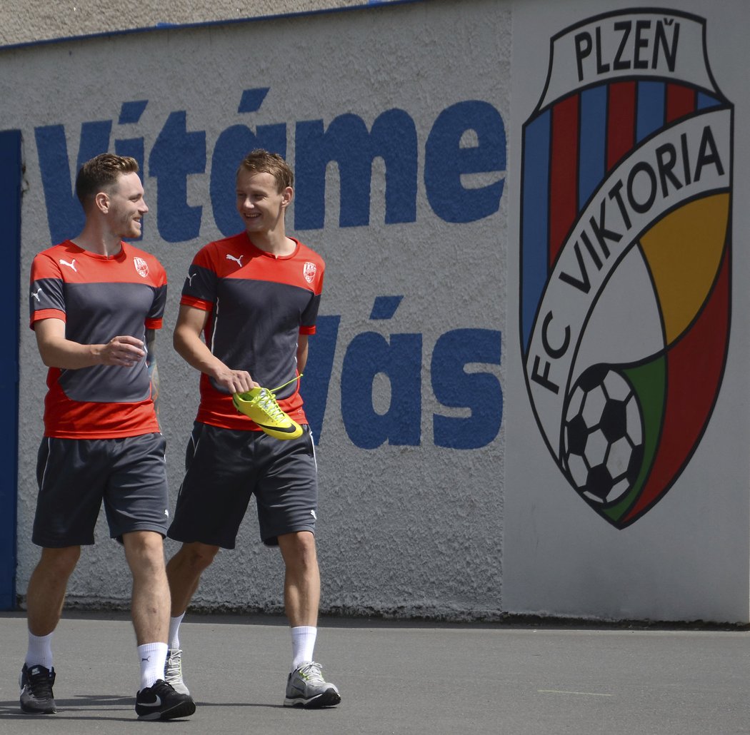 Rozesmátí Ondřej Vaněk a Jan Chramosta (vpravo) míří na úvodní plzeňský trénink v letní přípravě