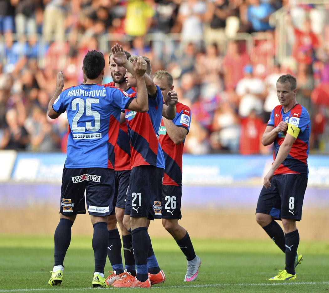 Fotbalisté Plzně se radují z druhého gólu v úvodním zápase sezony proti Slavii