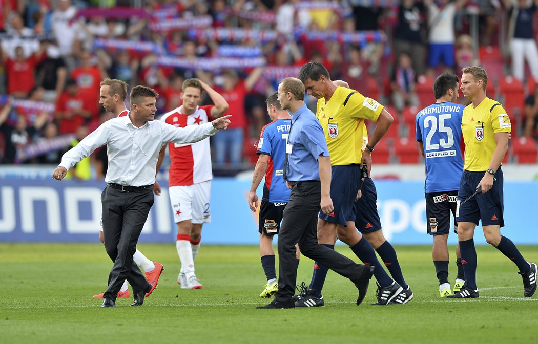 Kouč Slavie Dušan Uhrin si po zápase v Plzni vyříkával podle něj příliš rychlý konec s hlavním rozhodčím