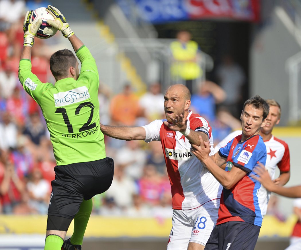 Martin Latka uklidňuje situaci před brankářem Slavie Martinem Berkovcem, doráží Tomáš Hořava